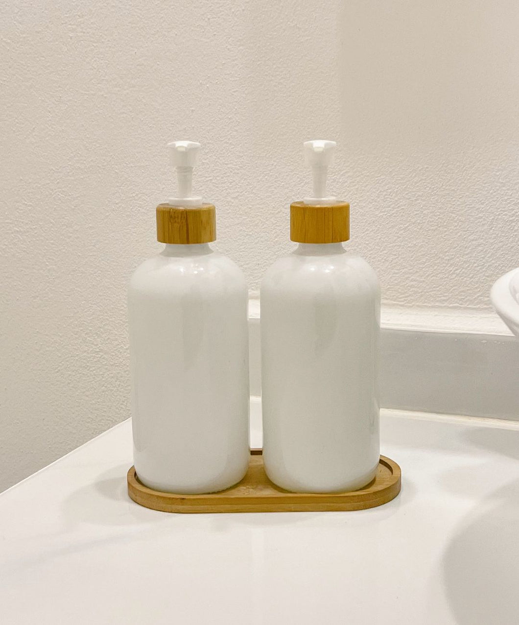 Set 2 Botellas blancas 500ml con dosificador y bandeja de bambú